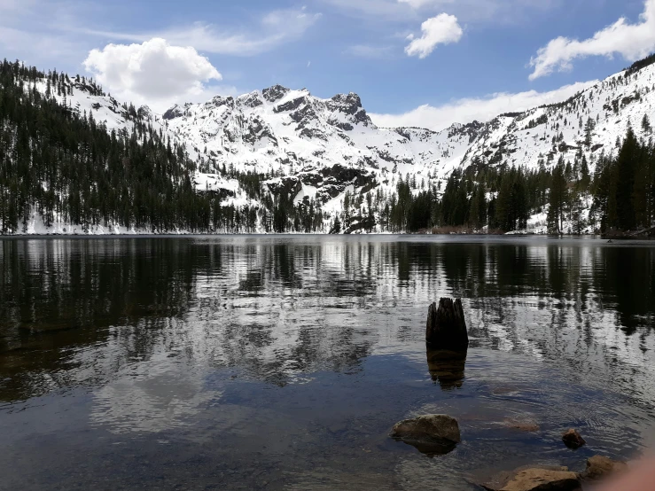 the water in the middle of the mountains is so clear