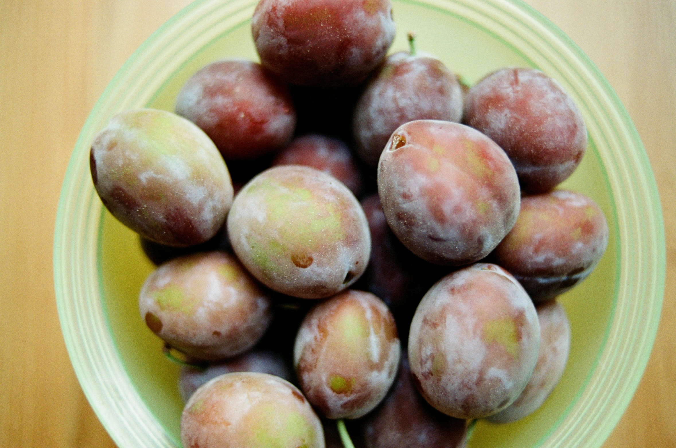 a bowl of apples is sitting on the table