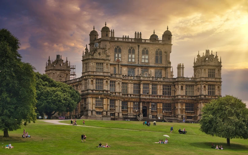 a very big building sitting over a lush green field