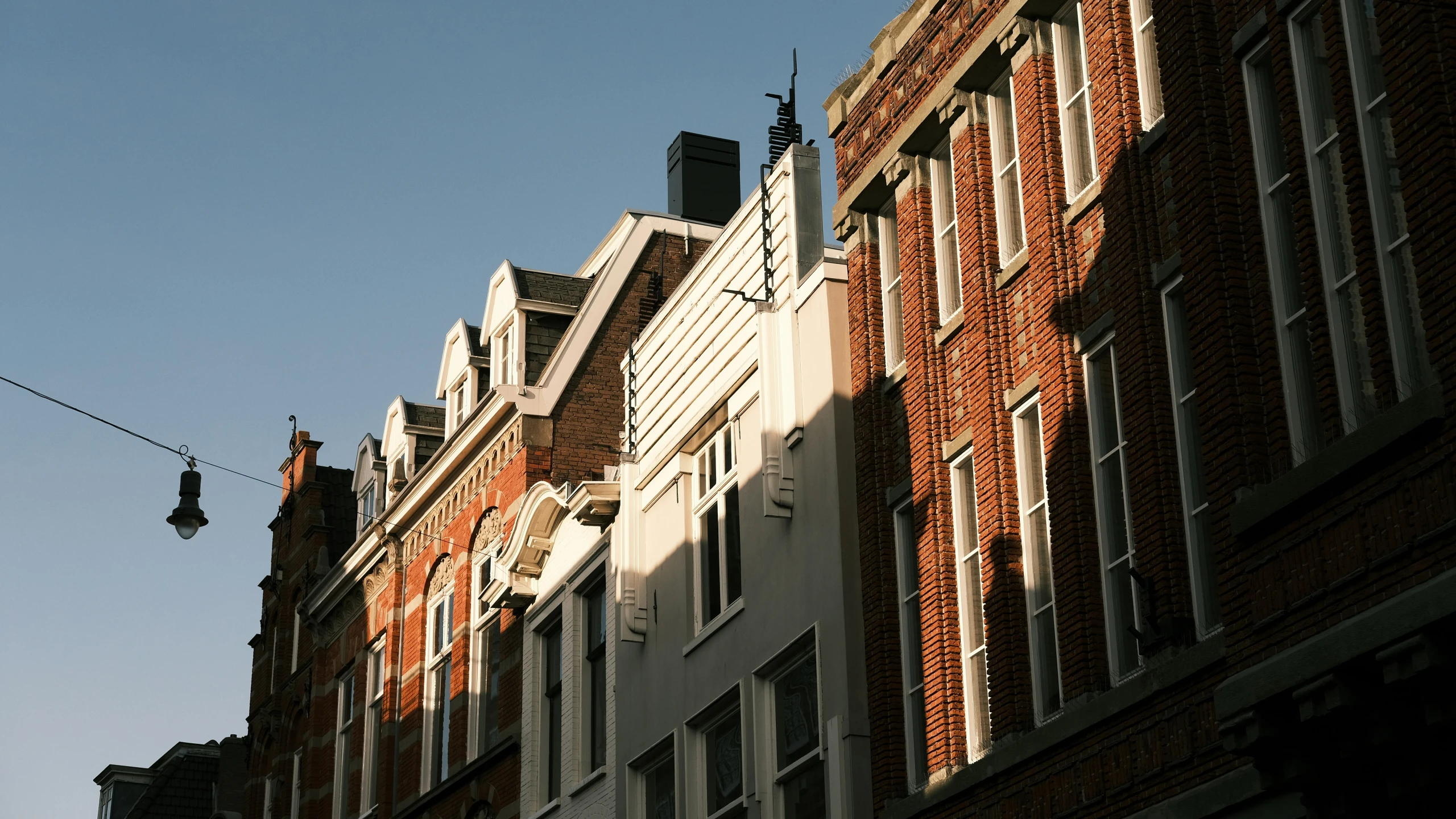 there are many windows with the sky in the background