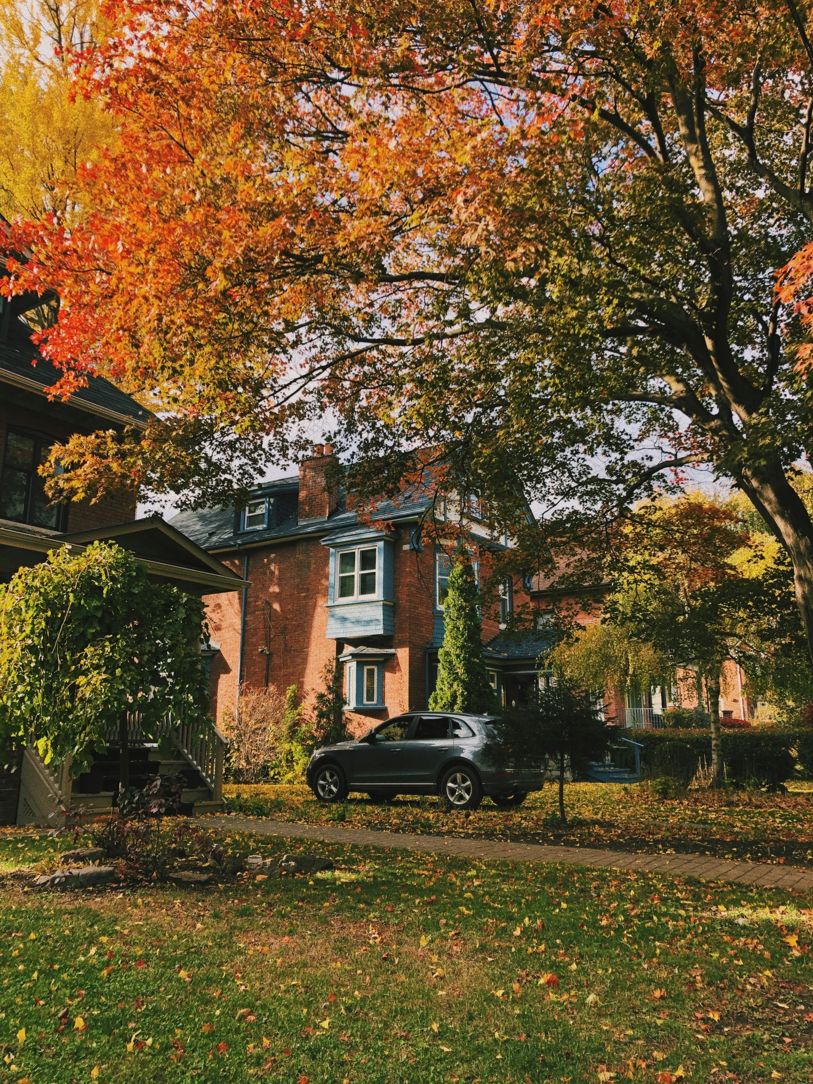 a very nice looking house and some cars in the driveway