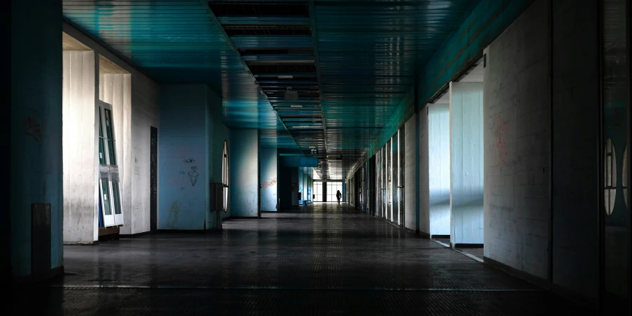 an empty building with columns and a ceiling