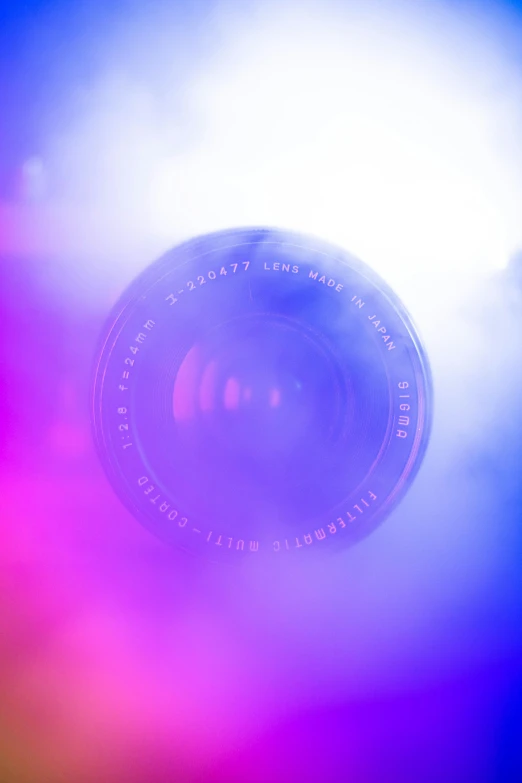 the back end of a disc that is surrounded by white light