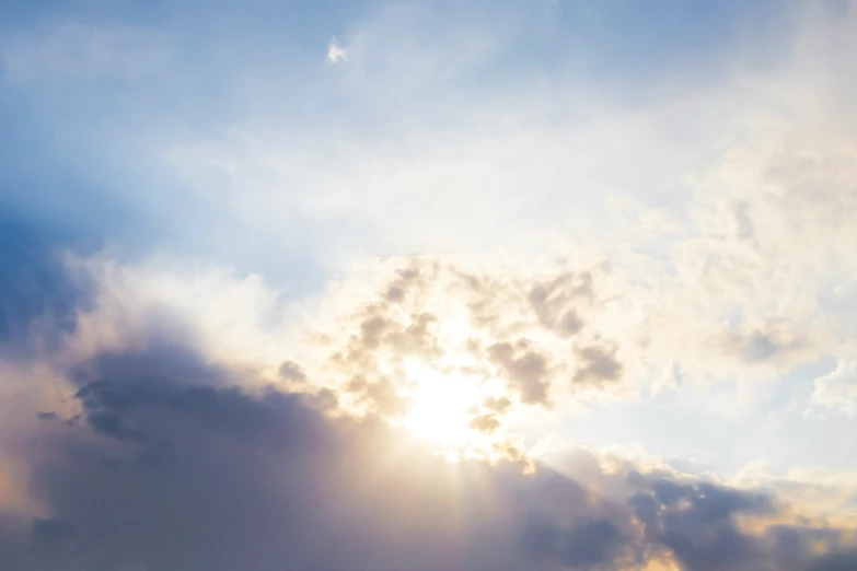 a po of the sun shining through a cloudy sky