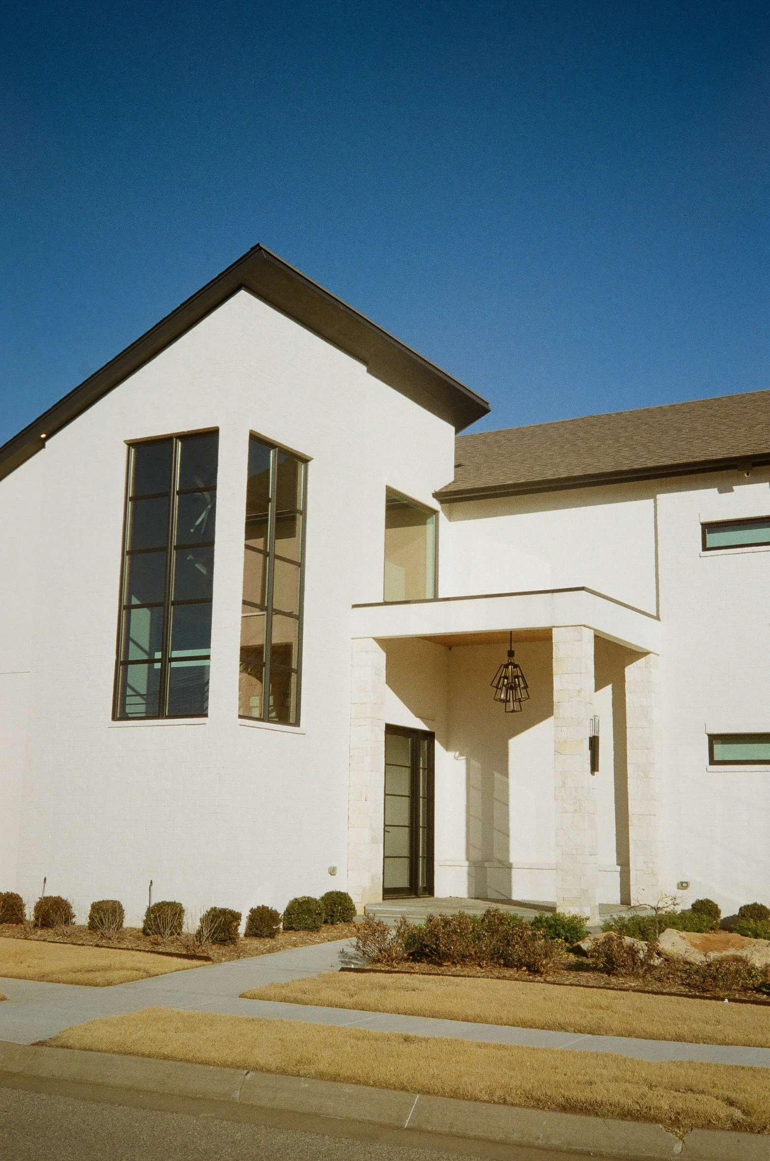 a white building with an arched doorway on the side