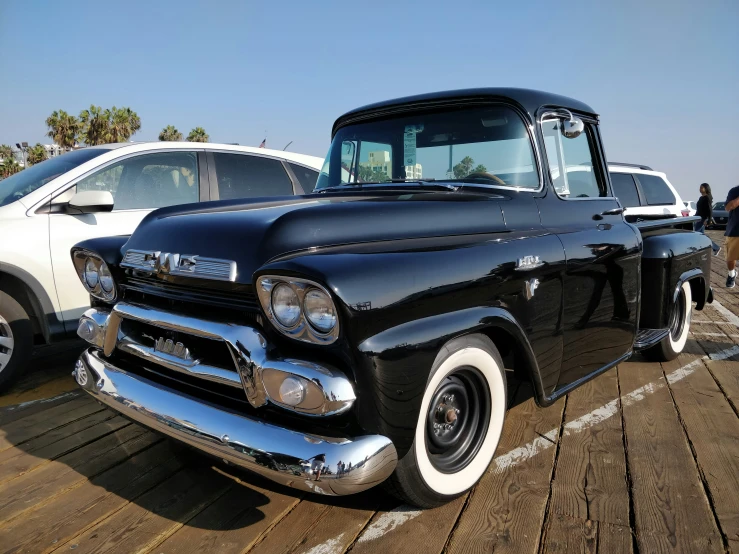 there are many old vintage trucks in a car show