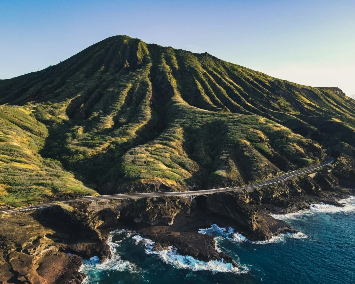 a beautiful, scenic po of the island and water