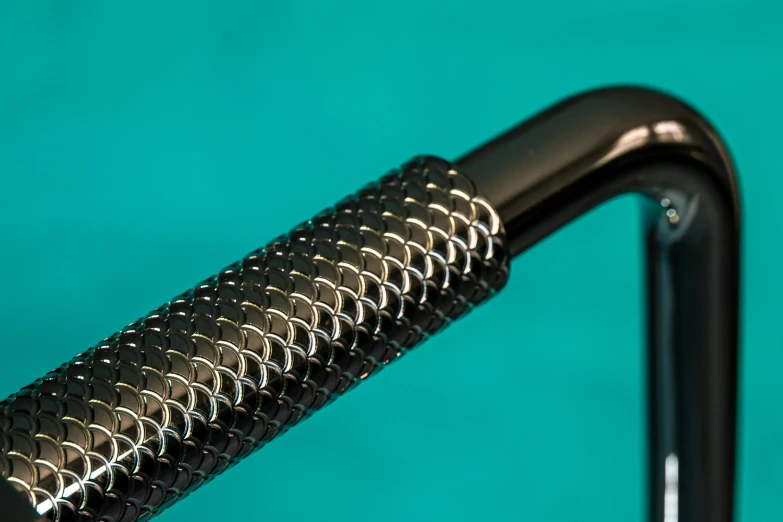 a close up po of a handle bar