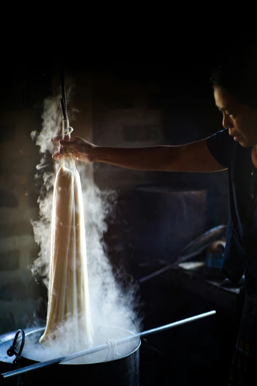 the woman is pouring steam over the dish