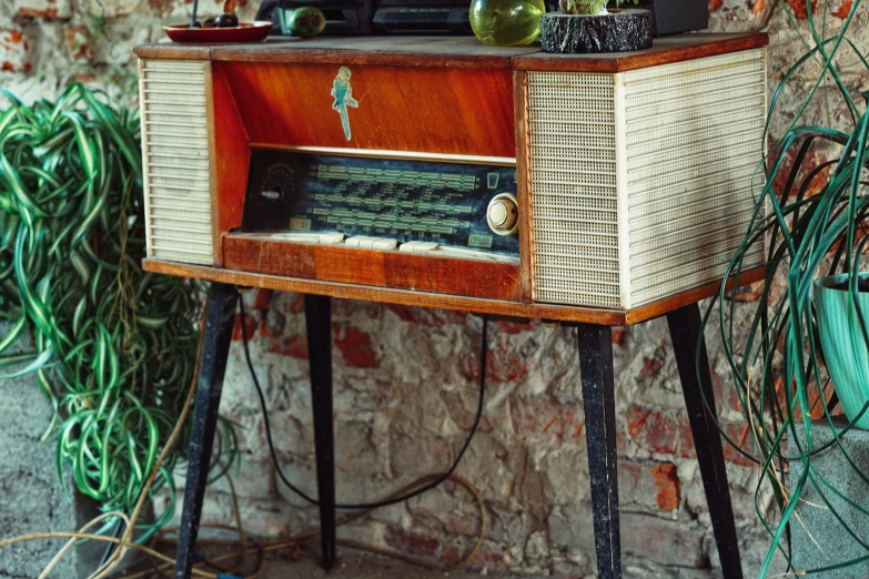 an old fashioned radio with wicker and wood sides