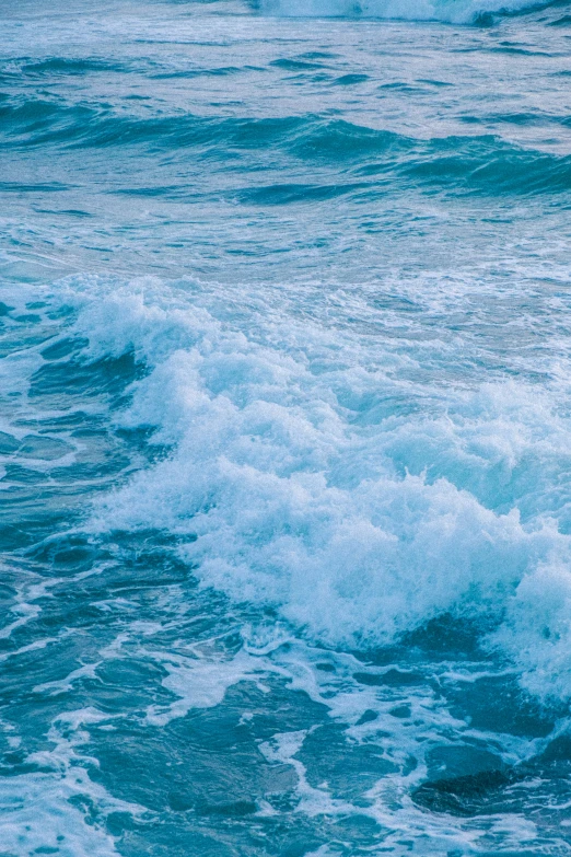 large, rough wave with very little water around the peak