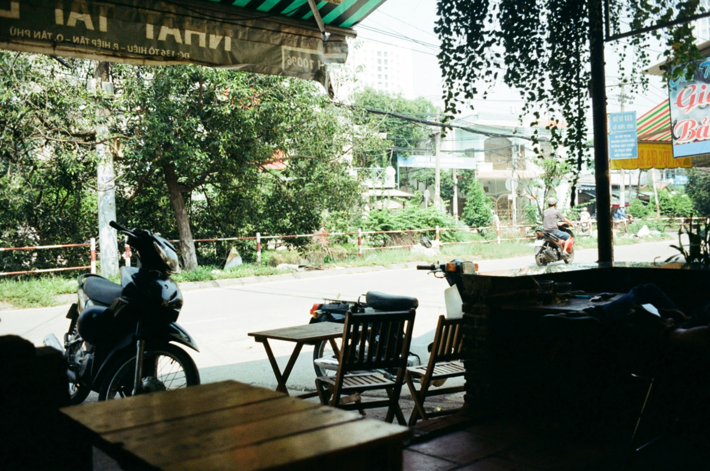 some chairs and tables are by the side of the street