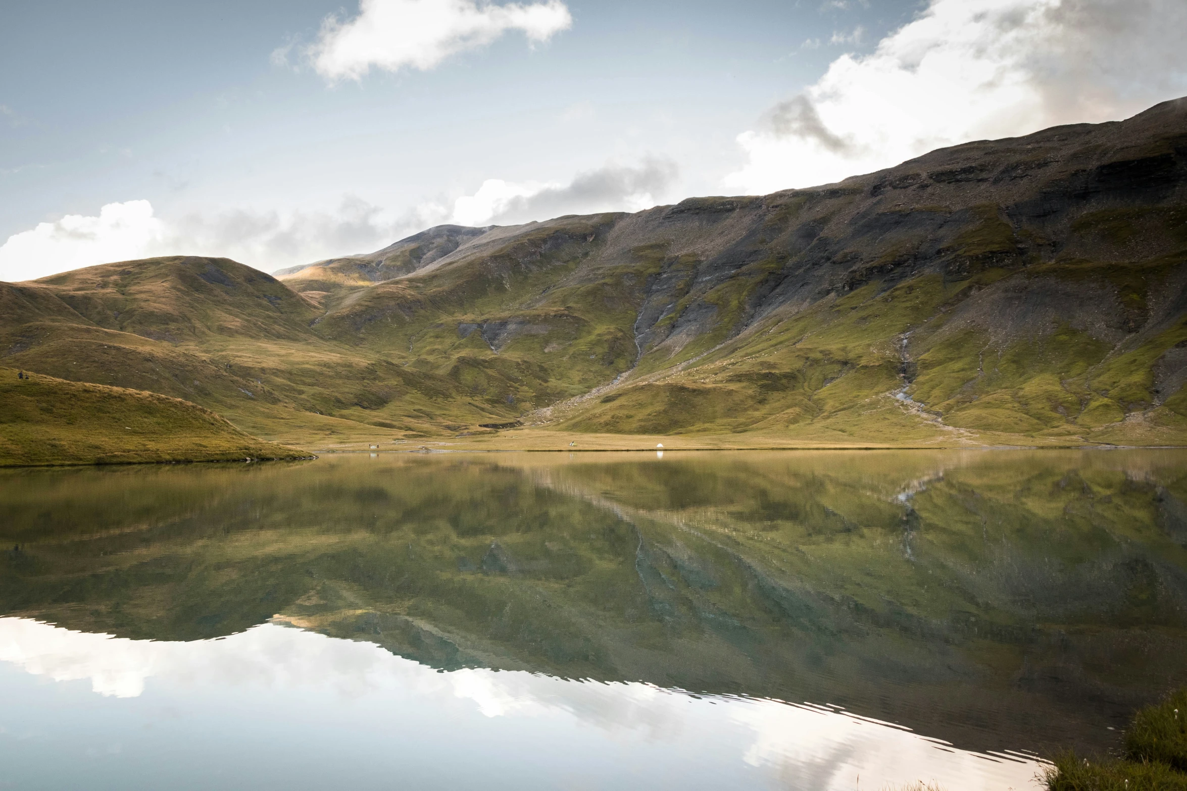 mountains that reflect the sky and are reflected in the water