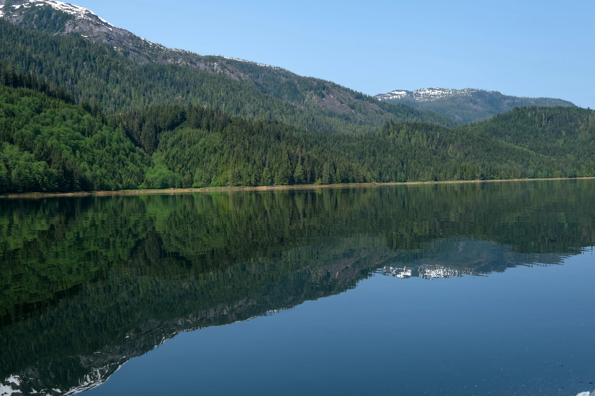 a large body of water near some mountains