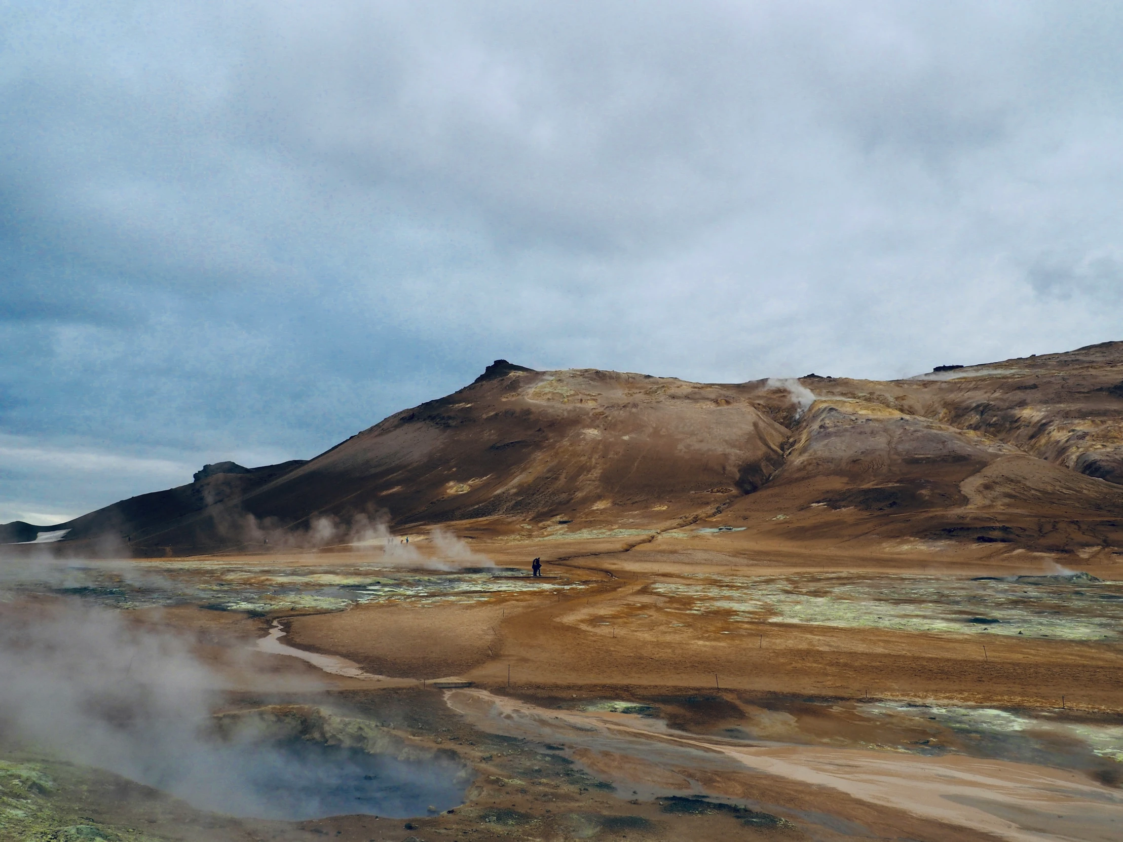 a field that has steam rising out of it