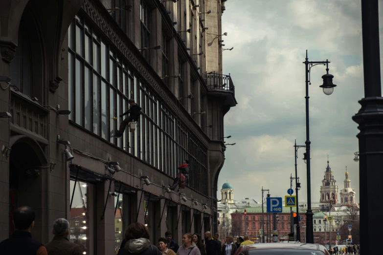 the people are walking on the sidewalk by the buildings