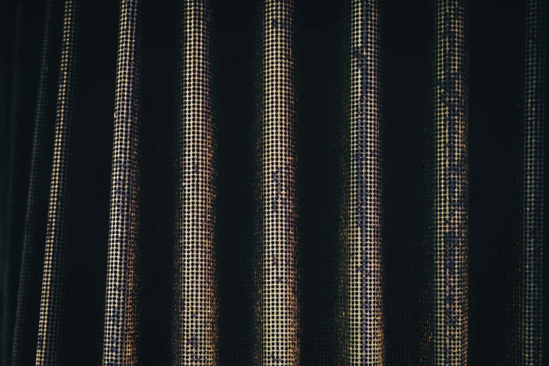 a group of thin rows of thin metallic bars