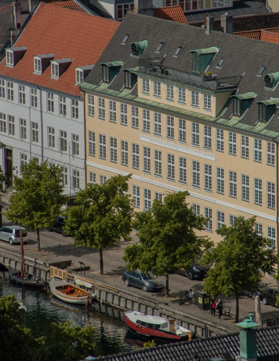 a large building in the middle of a city