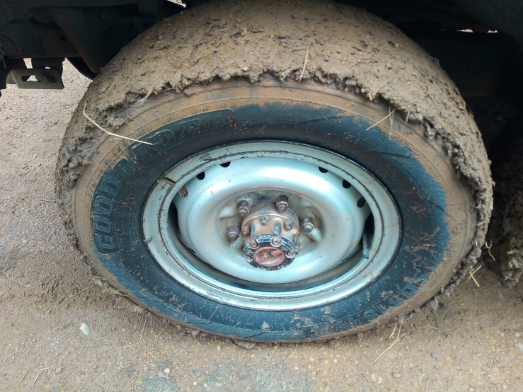 the rim of an old car tire is shown