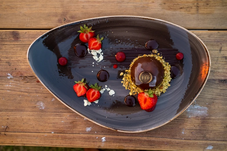 this is a desert plate that is on the wooden table