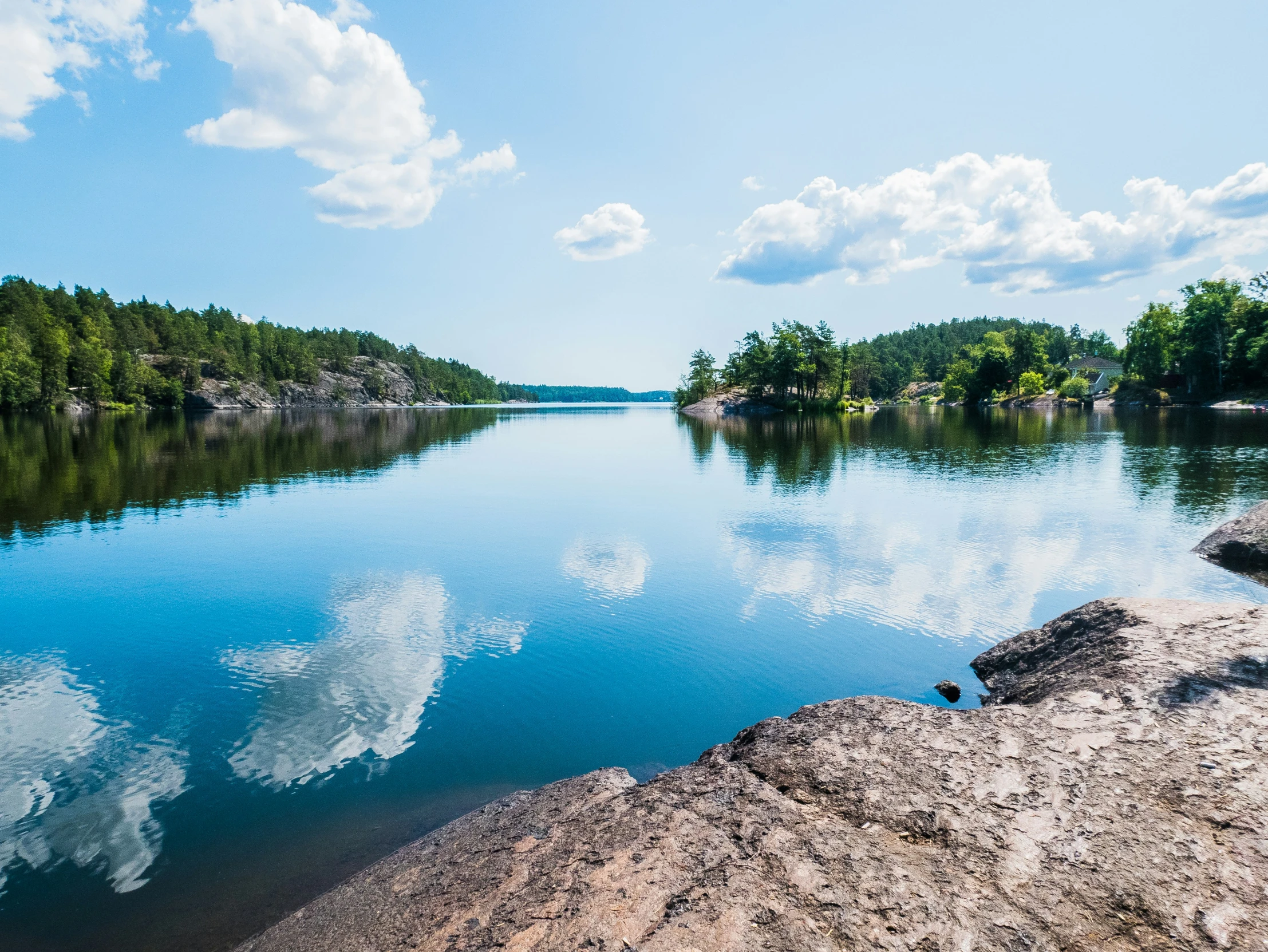 a picture of the water from a bridge