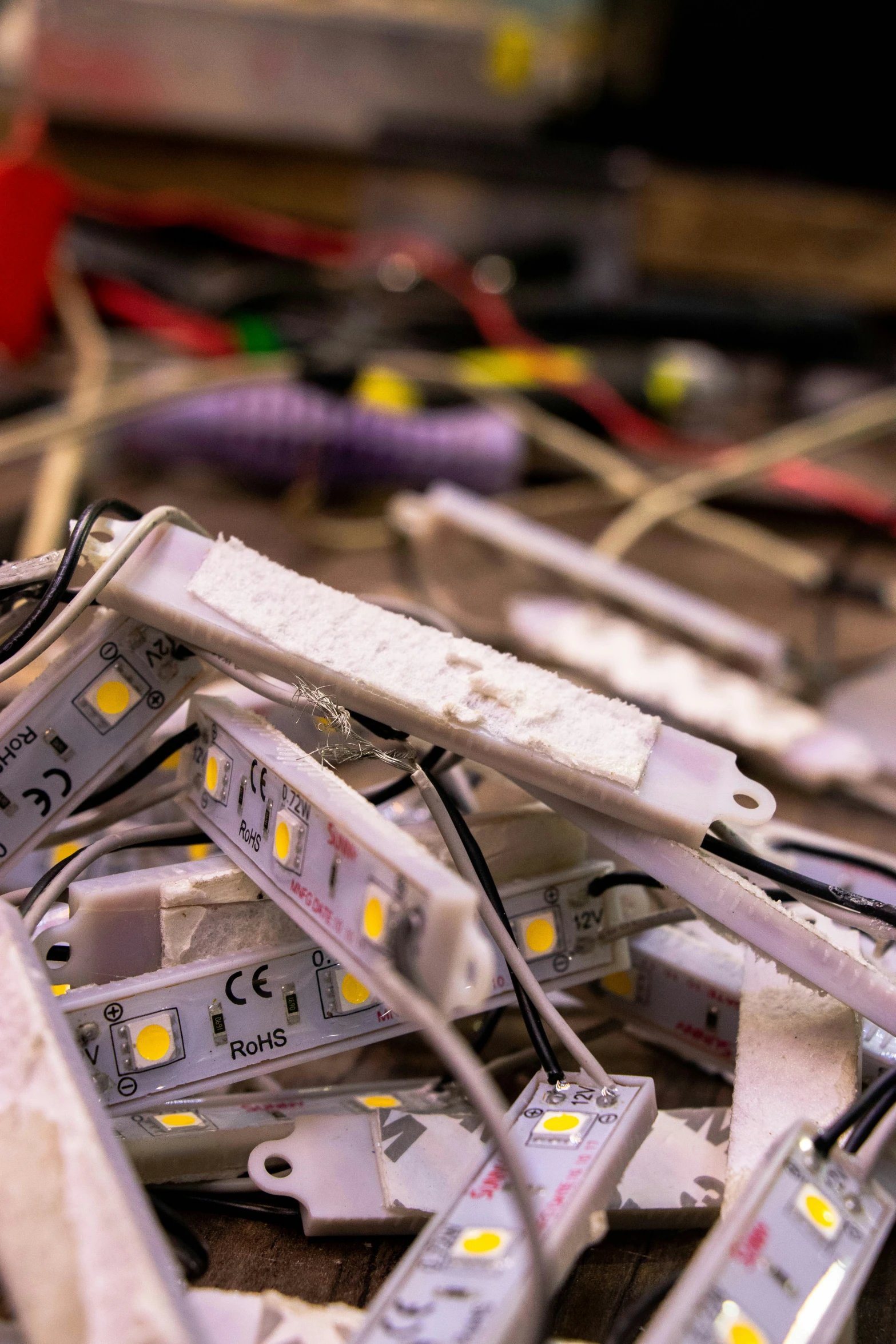 many lights sit in a pile together on the ground