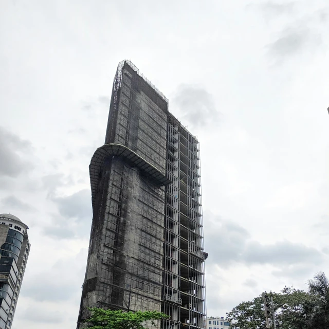 a large tall building with many scaffolding on top