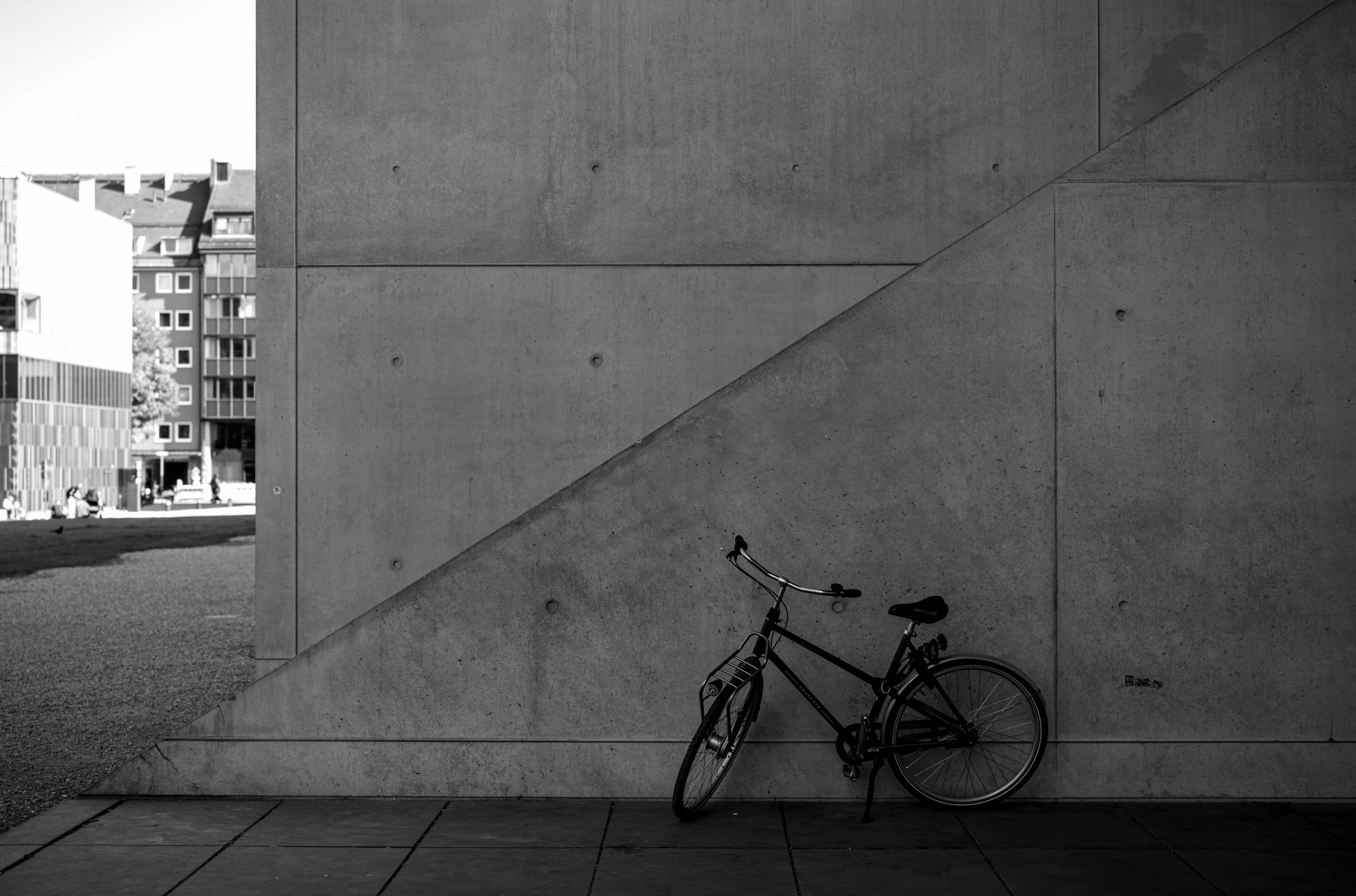 a bicycle leaning against the wall in a city