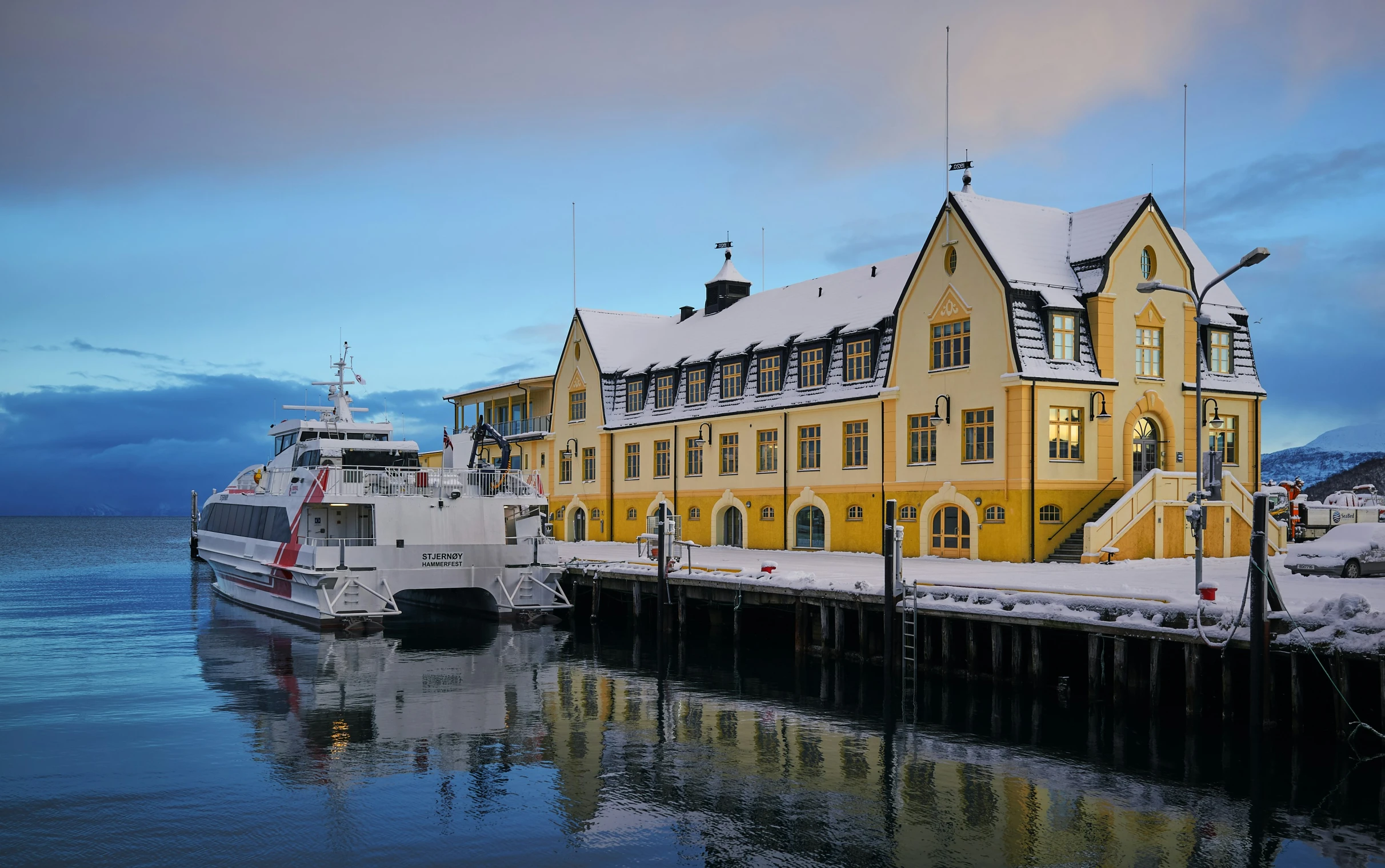 there is a large boat docked in front of this building