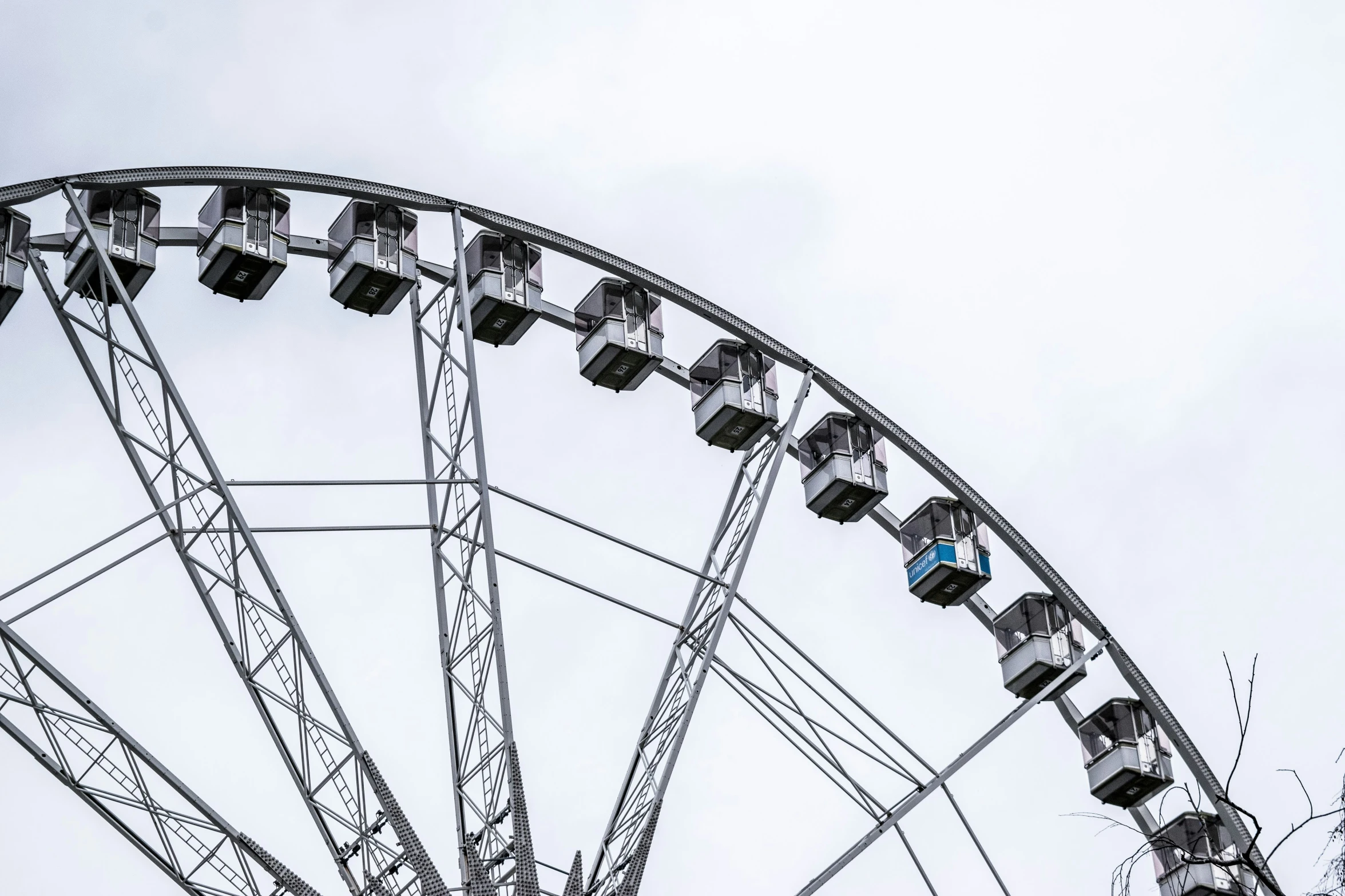 a ferris wheel going through the sky during the day