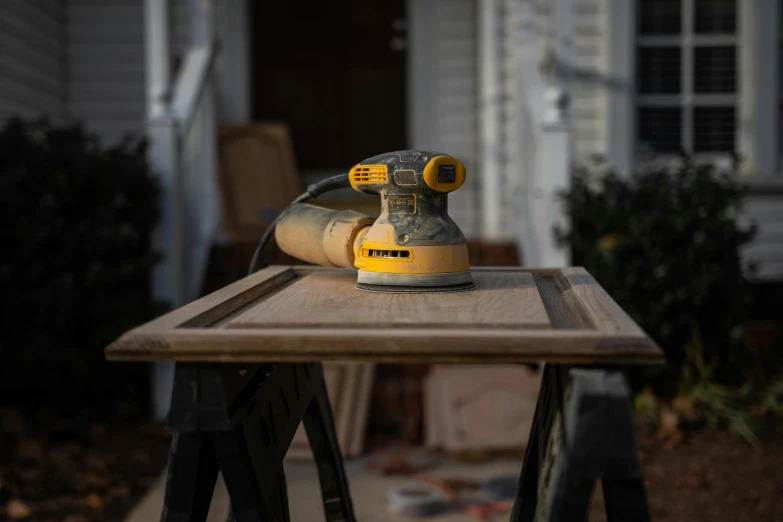 a drill that is sitting on a table outside