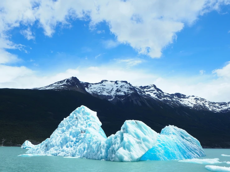 this is a po of some ice pieces in the water