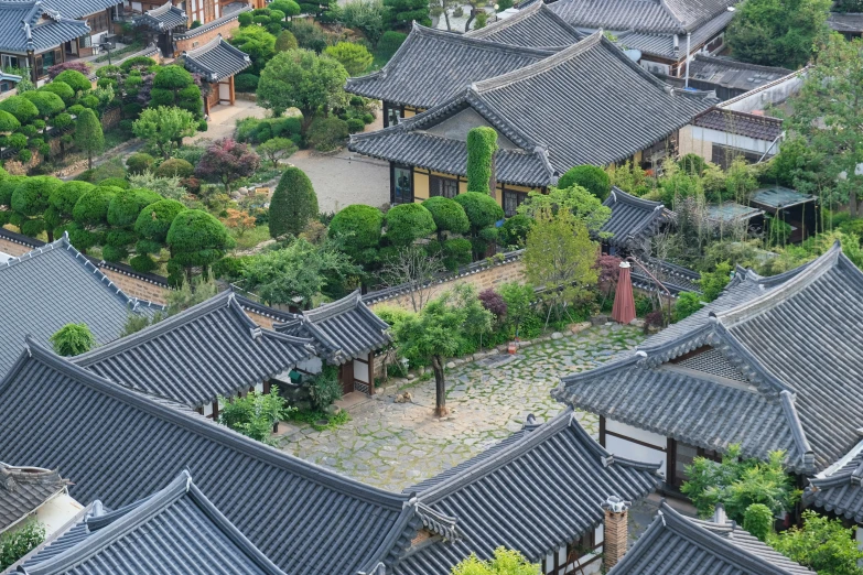 the roofs and windows of chinese houses are shown