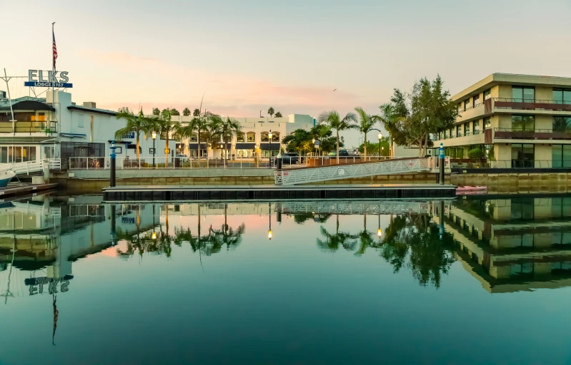 some buildings and houses are sitting next to the water