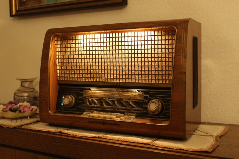 an old fashioned radio sitting on top of a wooden table