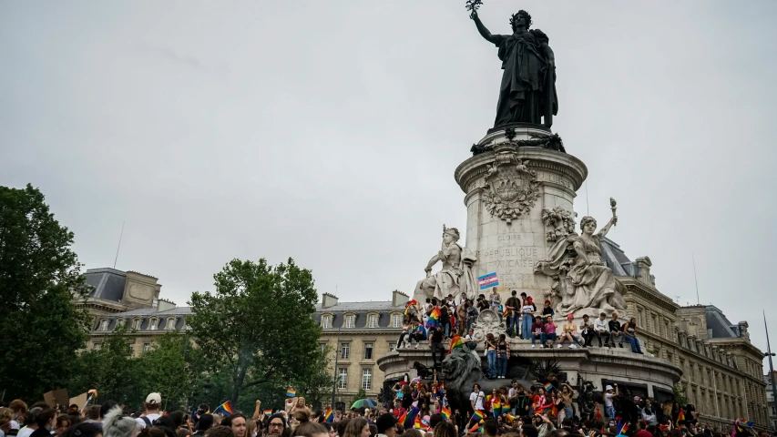 there is a crowd gathered on top of a monument