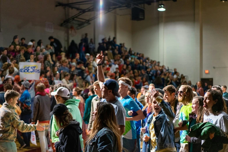 there are lots of young people standing in front of an audience