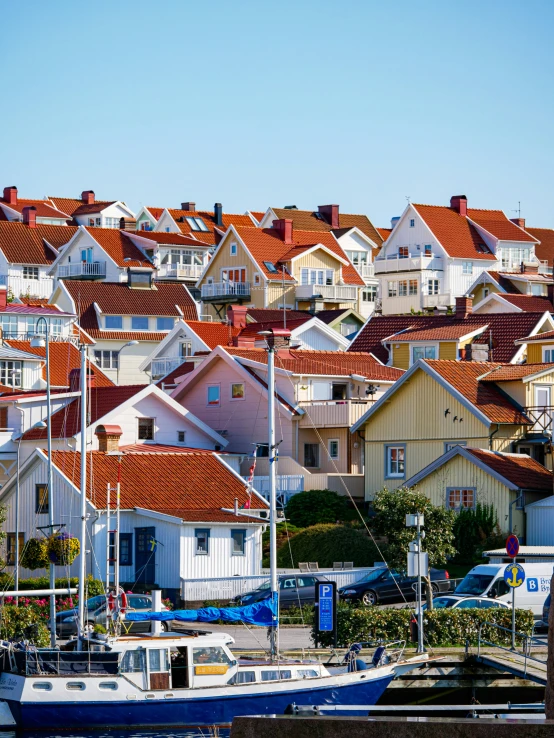 a harbor full of boats sitting in front of buildings