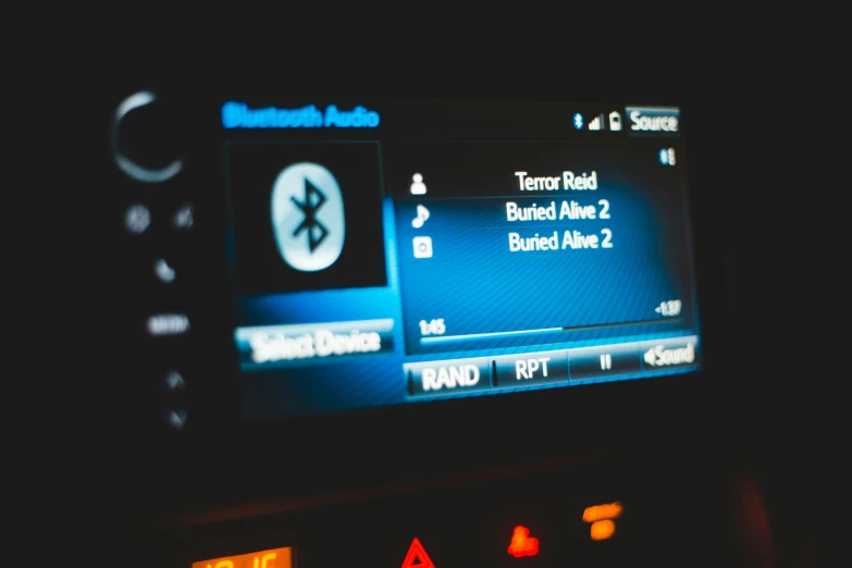 the car stereo screen has a red arrow pointing to turn