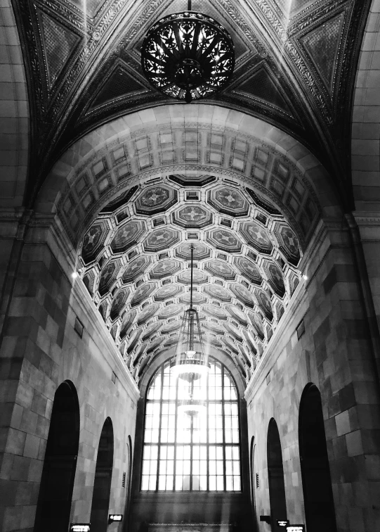 the large room has many high ceiling lights