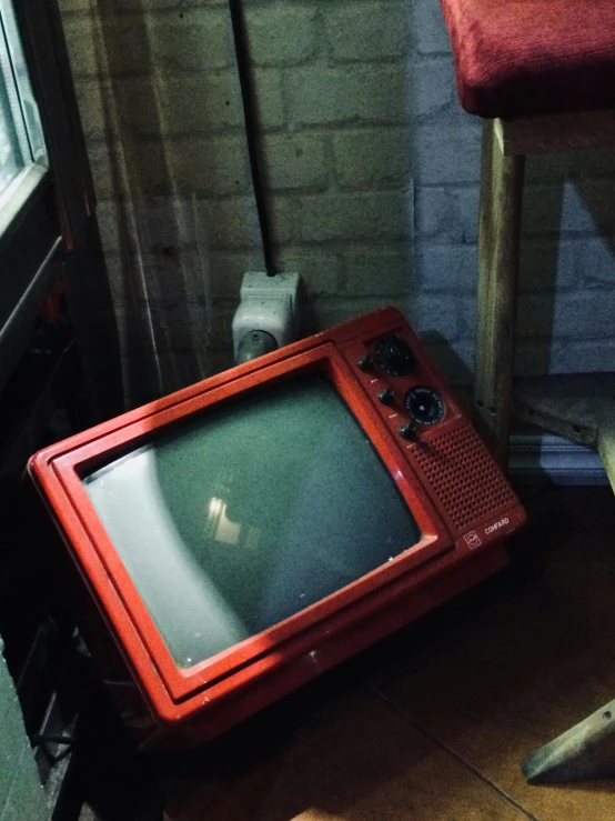 an old tv sitting in a corner of a room
