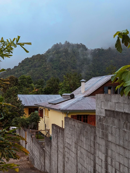 a po of a mountain behind some houses