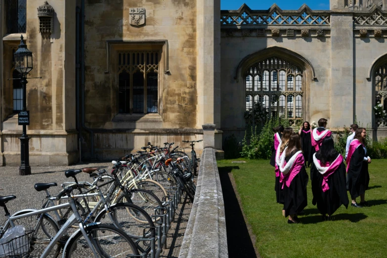 a row of bicycles are next to each other