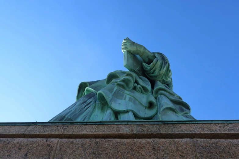 a picture of the statue of liberty on the top of a wall