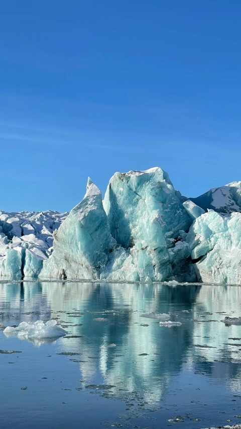 the large pieces of ice are reflected on the water