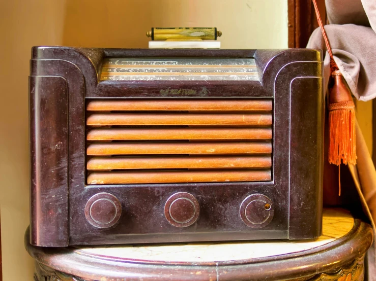 a close up of an old fashioned radio