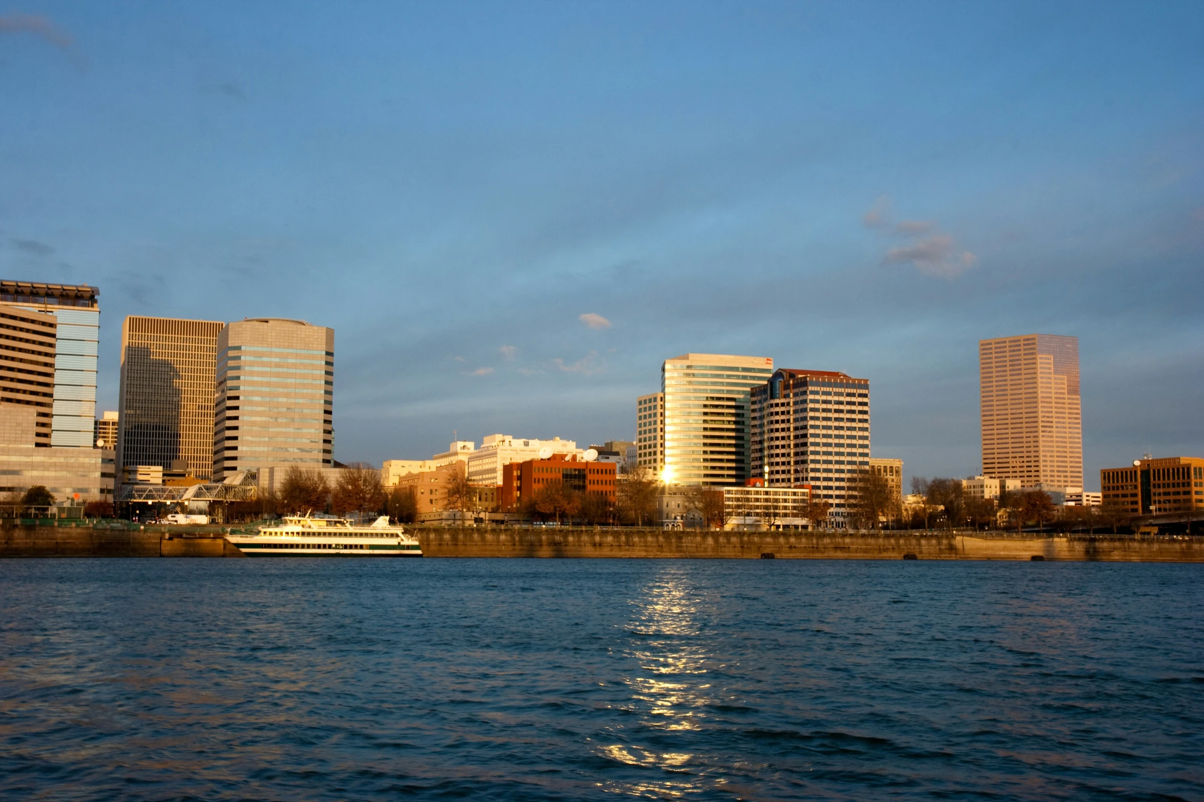 there are several buildings that are next to the water