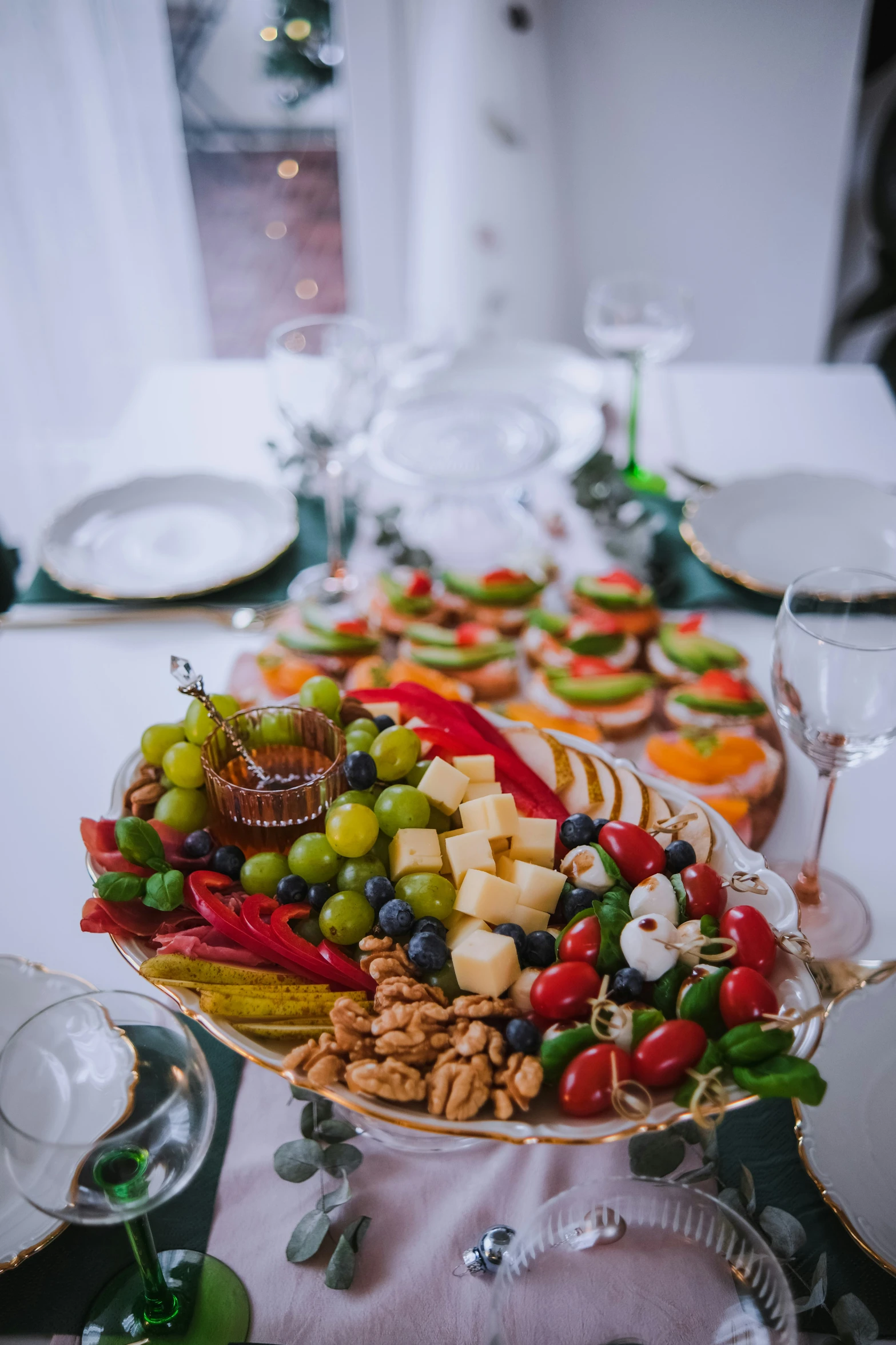 the large platter of food has apples, gs and other vegetables