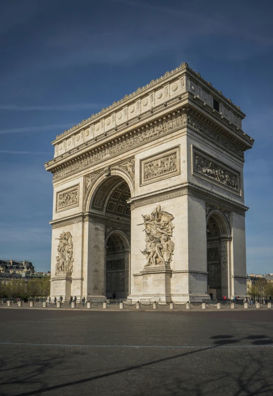 the monument features a large sculpture of lions