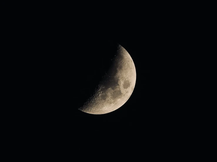 the crescent of the moon in a dark sky